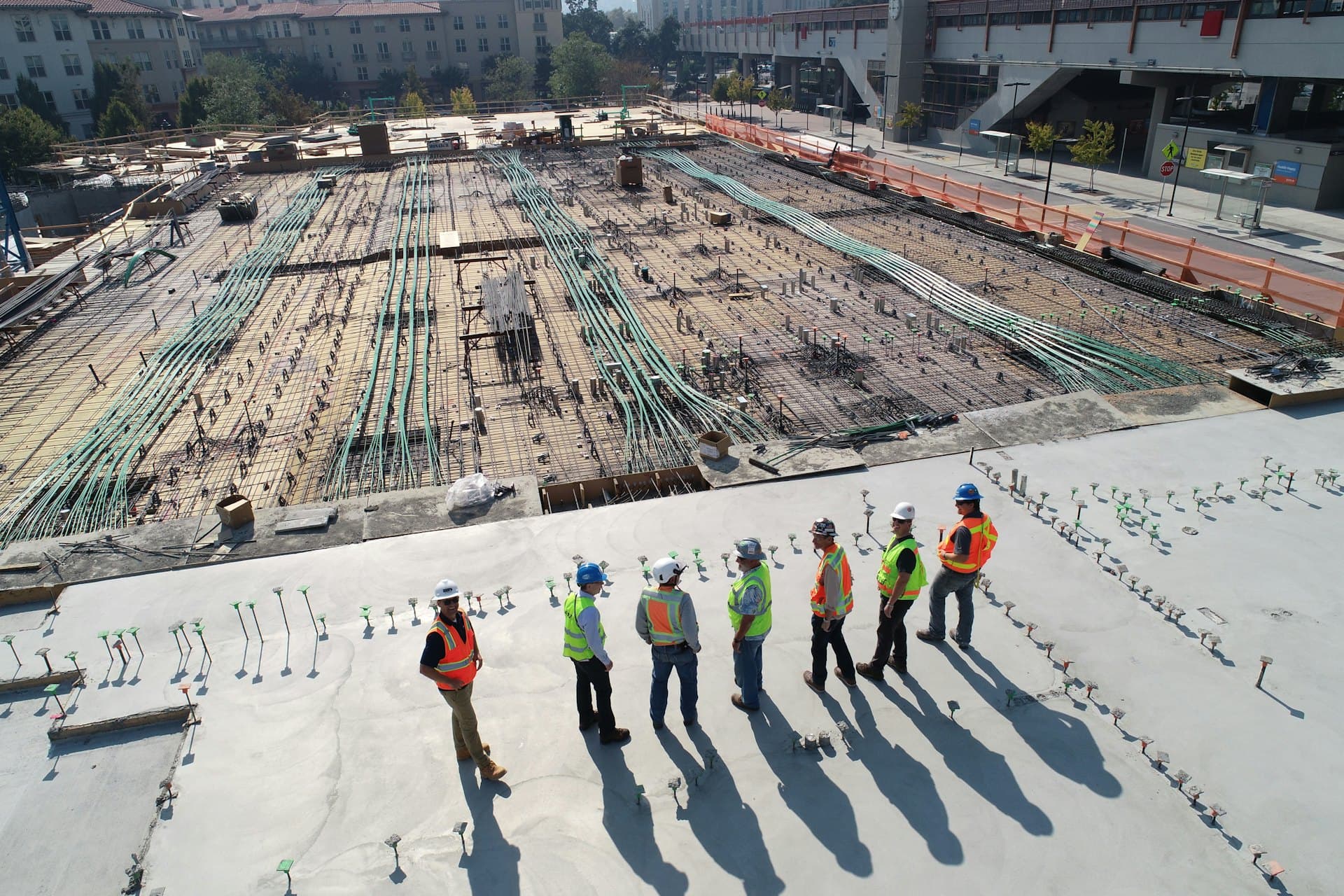 Equipo técnico revisando planos de infraestructura sobre una mesa de trabajo